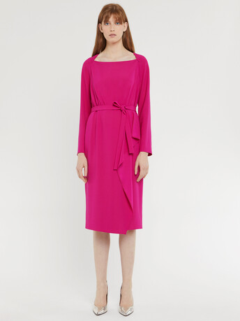 Robe mi-longue à pan ceinturée en crêpe envers satin - Fuchsia