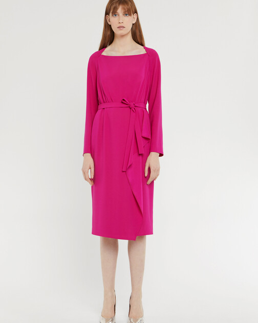 Robe mi-longue à pan ceinturée en crêpe envers satin