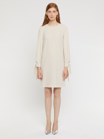 Robe droite à nœuds en crêpe envers satin - Coquille