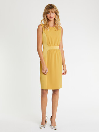 Robe courte coupe droite en tissu crêpe - Ocre