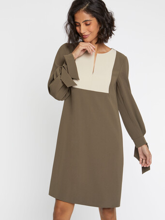Robe à plastron en tissu crêpe - Kaki/sable