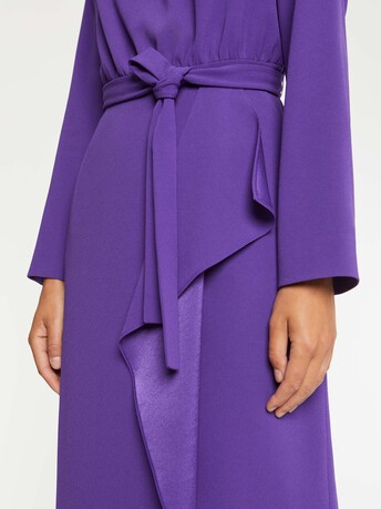 Robe mi-longue à pan ceinturée en crêpe envers satin - Cassis