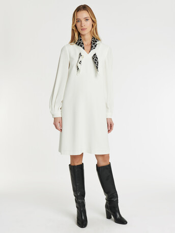 Robe en crêpe enver satin avec foulard amovible - Blanc casse