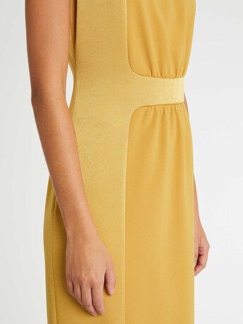 Robe courte coupe droite en tissu crêpe - Ocre