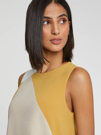 Robe courte bicolore en tissu crêpe - Sable/ocre