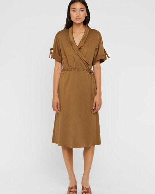Robe mi-longue croisée en satin de coton