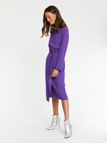 Robe mi-longue à pan ceinturée en crêpe envers satin - Cassis