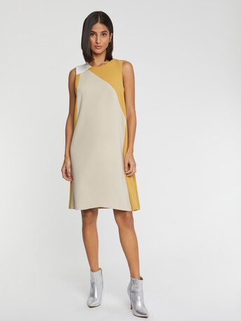 Robe courte bicolore en tissu crêpe - Sable/ocre