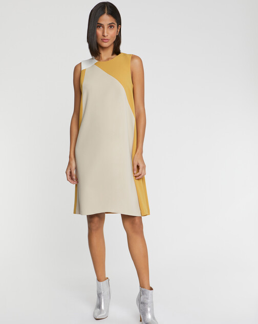 Robe courte bicolore en tissu crêpe
