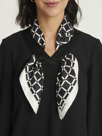 Robe en crêpe enver satin avec foulard amovible - Noir