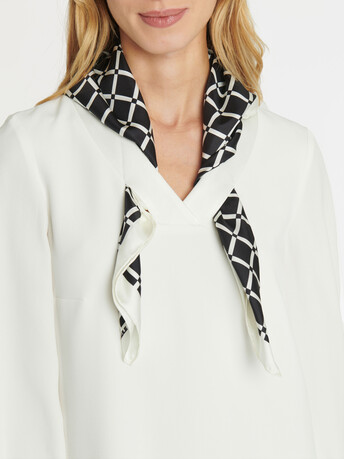 Robe en crêpe enver satin avec foulard amovible - Blanc casse