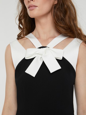 Satin-back crepe shift bow dress - Noir / blanc casse