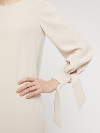 Robe droite à nœuds en crêpe envers satin - Coquille