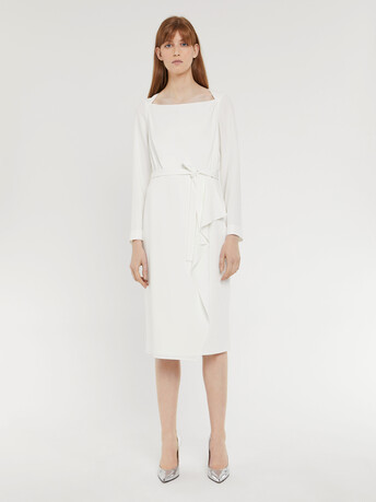 Robe mi-longue à pan ceinturée en crêpe envers satin - Blanc casse