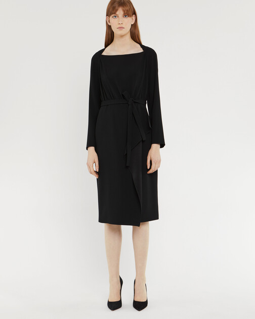 Robe mi-longue à pan ceinturée en crêpe envers satin