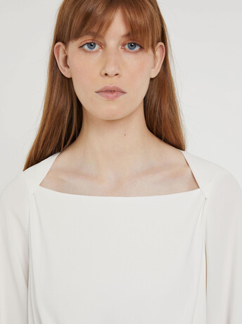 Robe mi-longue à pan ceinturée en crêpe envers satin - Blanc casse