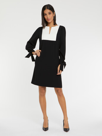 Robe à plastron en tissu crêpe - Noir / blanc casse